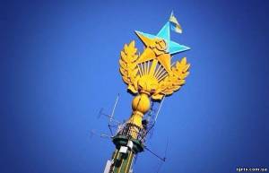 Москвичів, які підняли український прапор на висотку, відправили під домашній арешт