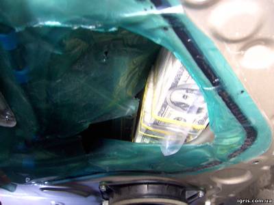 Майже 2 мільйони доларів в автомобільних дверцятах